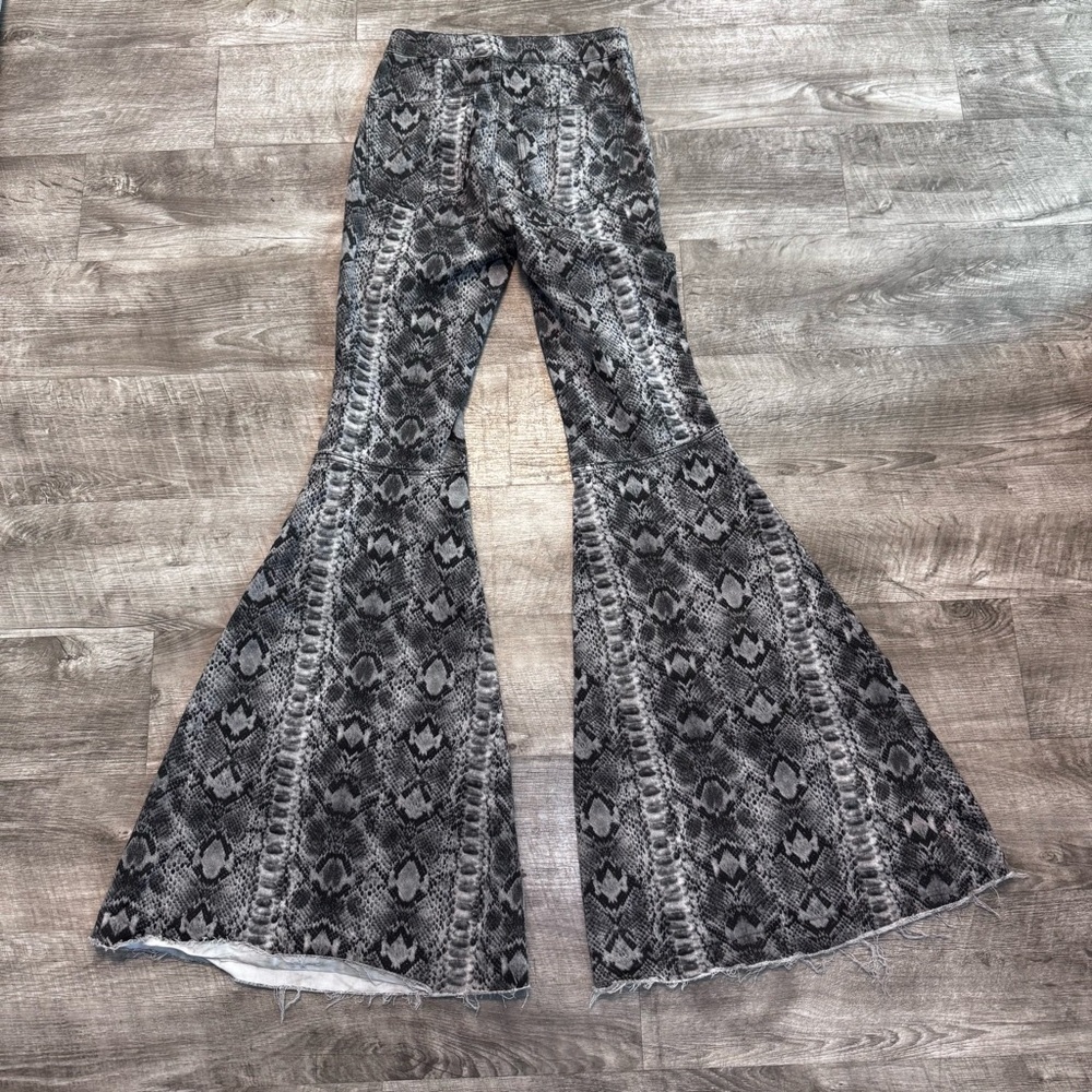 We the Free Just Float On Snake Print Flare Jeans Womens Sz. 25 - Picture 2 of 10